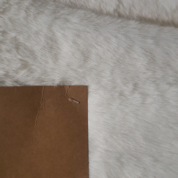 Berkshire Blanket & Home NWT Ivory Faux Fur 56" Tree Skirt - Picture 3 of 7